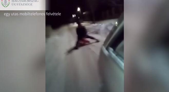 VIDEÓ: Autóval húzta szánkón ülő öccsét, de borulás lett a vége – Az ügyészség felfüggesztett börtönre ítélné a sofőrt