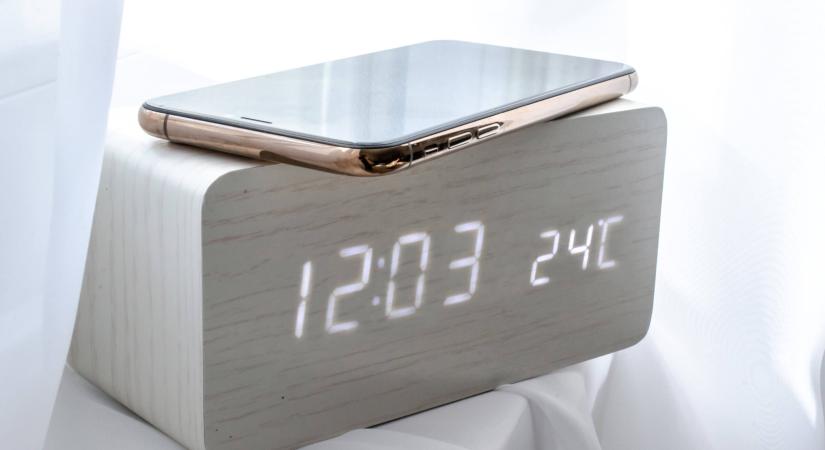 Vezeték nélküli töltős digitális ébresztőóra az XPRO-tól