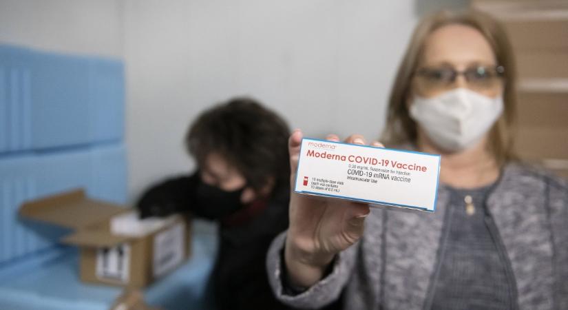 Újabb AstraZeneca- és Moderna-vakcinaszállítmány érkezett Nyíregyházára