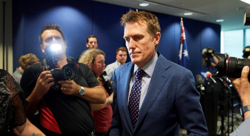 Kiállt a nyilvánosság elé, majd szabadságra ment az ausztrál miniszter, akit egy állítólagos nemi erőszakkal hoztak összefüggésbe