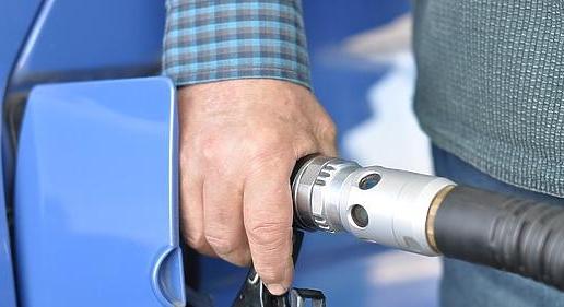Nyakló nélkül emelkedik a benzin ára