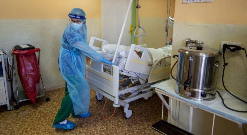 Csehországban rekordot döntött a kórházban kezelt koronavírusos betegek száma