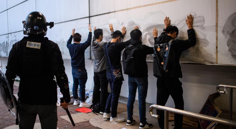 Tizenhat éves tüntetőt ítéltek börtönre Hongkongban