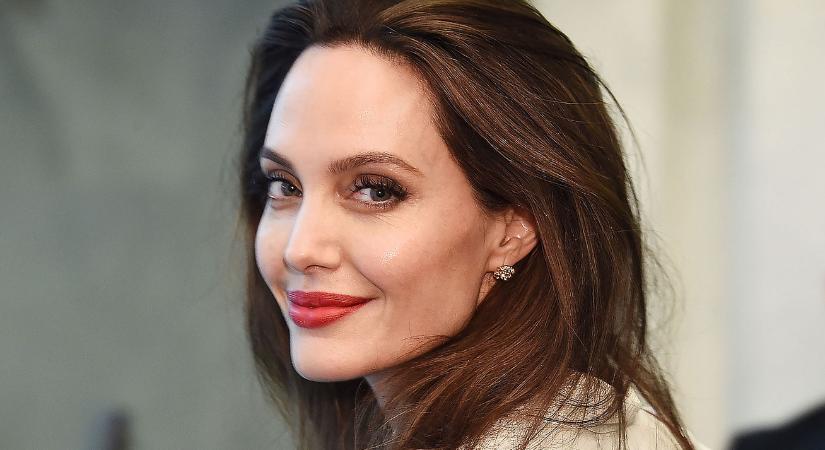 Angelina Jolie fontmilliókat keresett Winston Churchill festményén