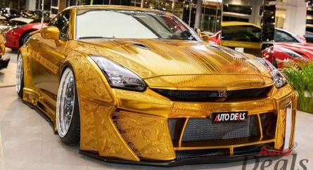 Több, mint 150 millió forintért lehet megvásárolni ezt az aranyszínű Nissan GT-R-t