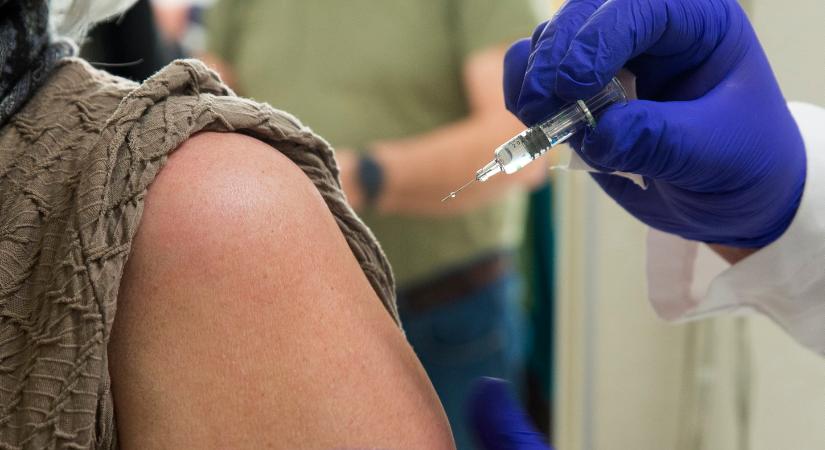 Két ember meghalt, miután megkapták a Pfizer és Sinovac koronavírus elleni vakcináit