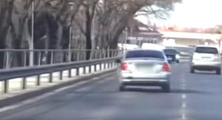 Videó: Jó poénnak tűnt a többi autós ijesztgetése, egy jogosítvány bánta