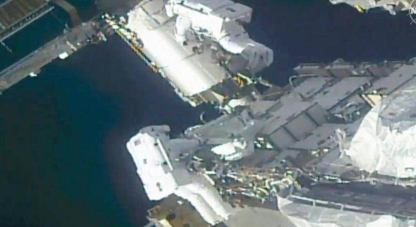 Az űrhajósok 7 órás űrsétára vállalkoztak, hogy felkészítsék az ISS-t az új napelemekre