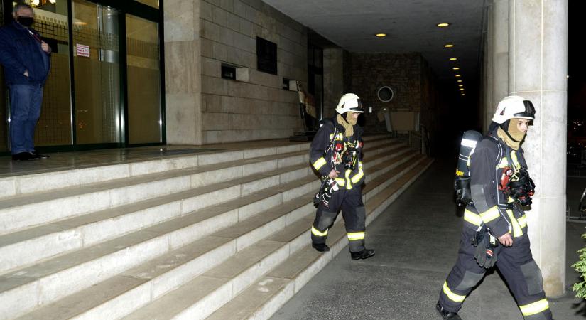 A Jobbik szerint csak véletlenül robbantották be a füstbombát a képviselők irodaházban