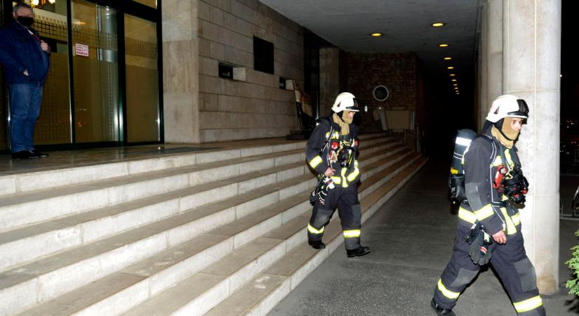 Füstölt az Országgyűlés Irodaháza, miután egy jobbikos kezében beindult egy füstgránát