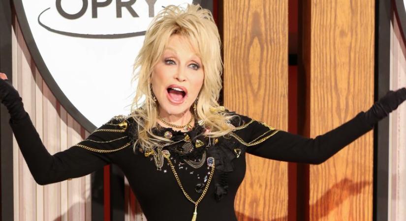 Dolly Parton megtalálta a tökéletes ruhát a Covid-oltáshoz