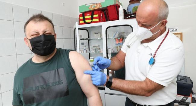 Bár irtózik a tűtől, a nógrádi showmen is megkapta a védőoltást (videó)