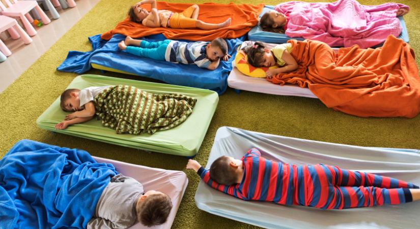 Ha a gyerek nem alszik az oviban: tényleg probléma, ha kimarad, vagy nincs jelentősége?