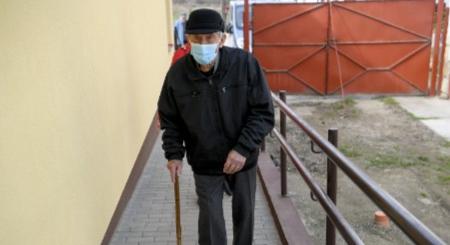 Fotók: beoltottak egy 100 éves magyar férfit