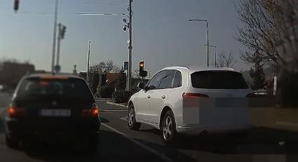 A rendőrök előtt hajtott át a piroson egy luxusterepjárós Veszprémben - videó