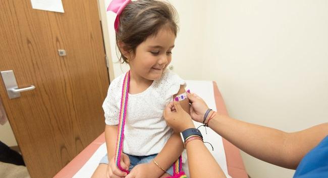 Pár hónap és jön a gyerekeknek szánt vakcina: már kismamákon is tesztelik