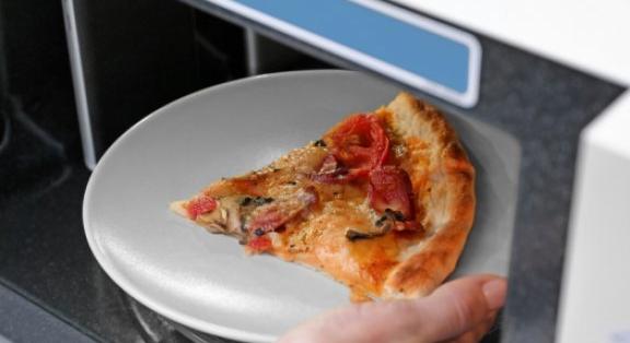 Napi praktika: így melegítsd meg a hideg pizzát, hogy újra friss legyen!