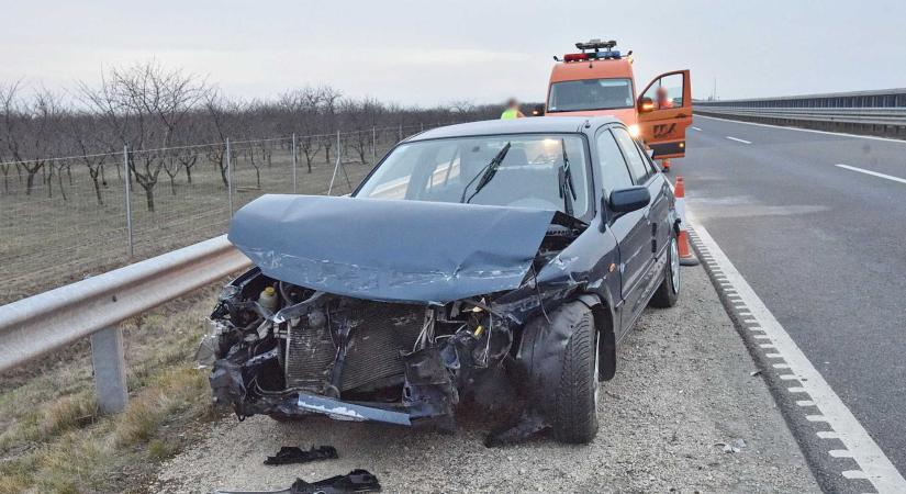 Szalagkorlátnak ütközött és megpördült egy Mazda az M86-oson, Belednél