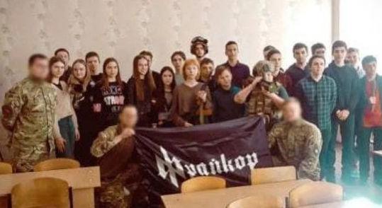 Fasiszta tanórát tartottak Harkivban szélsőségesek egy gimnáziumban, a városvezetés eltanácsolta az igazgatót
