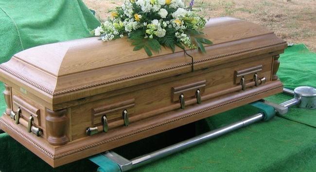 Kirúgják a temetkezési cég alkalmazottját, mert rossz holttest hozott el a hullaházból