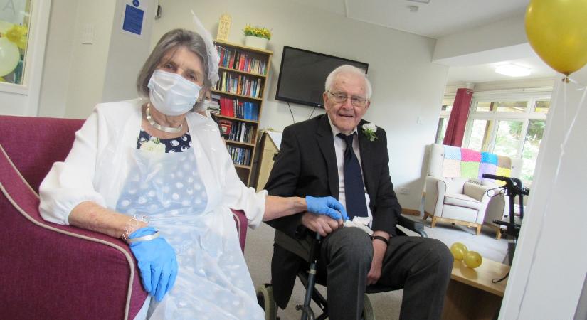 26 együtt töltött év után házasodott össze egy 85 éves férfi és 91 éves párja Angliában