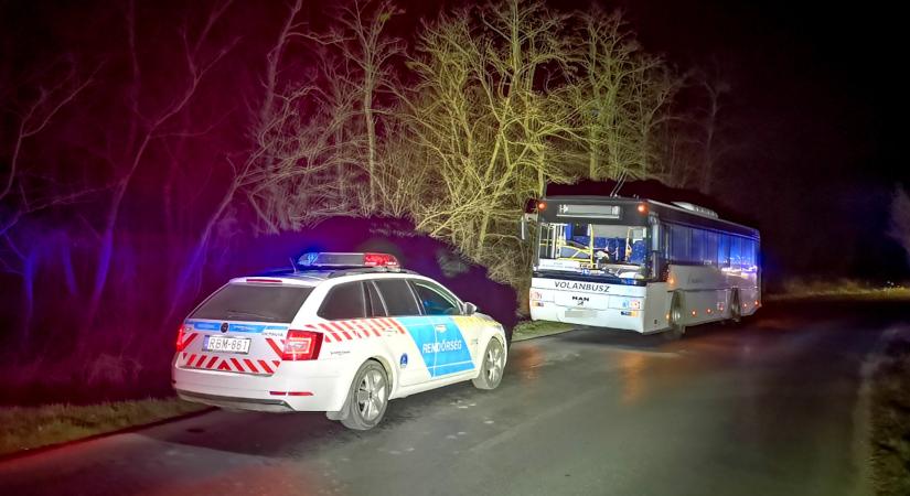 Busznak ütközött, majd elhajtott egy autó Sárvár közelében