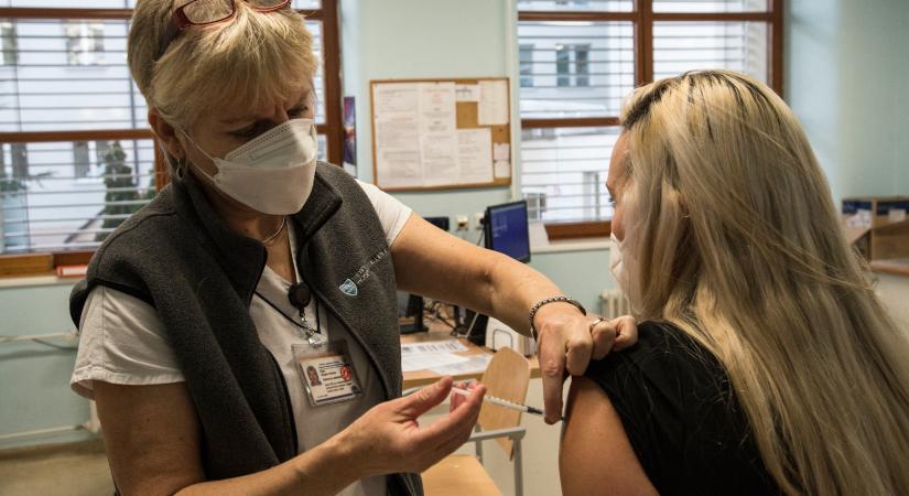 Meredeken csökken az új koronavírusos esetek száma a briteknél