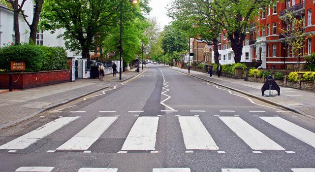 Az Abbey Road egy utcanévtáblája több mint 37 ezer fontért kelt el