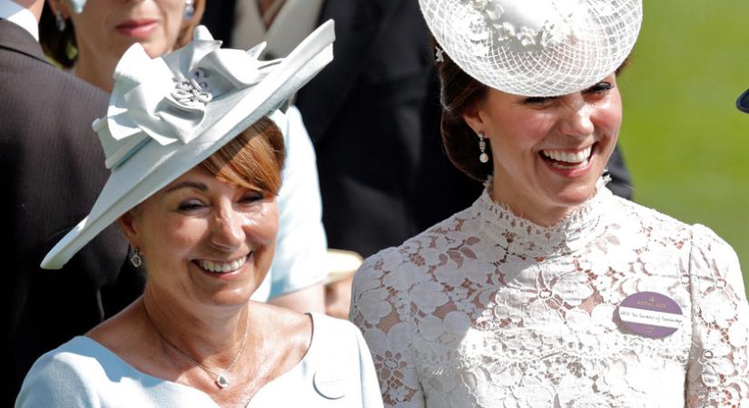 Katalin hercegné édesanyja virágos ruhában pózolt a címlapon: a 66 éves Carole észbontóan nőies