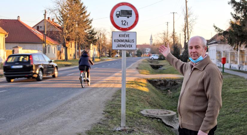 Több autó landolt az út mellett élők kertjében, ezért változtat a sárvári önkormányzat