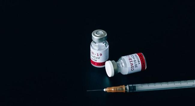 Érkezik az egydózisú oltóanyag: jövő hónapban újabb vakcina szállhat be a harmadik hullám elleni harcba