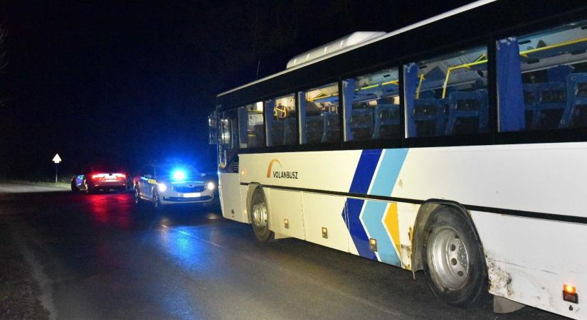 Nyomós oka lehetett elhagyni a helyszínt az autósnak, aki belehajtott egy buszba Sárvárnál