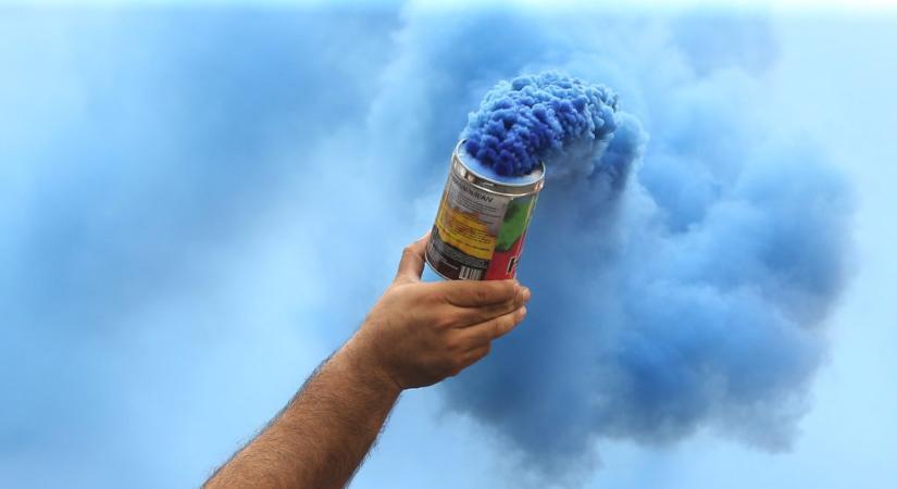 Katasztrófavédelmi versenyt is nyert a jobbikos, akinek beindult a kezében a füstgránát