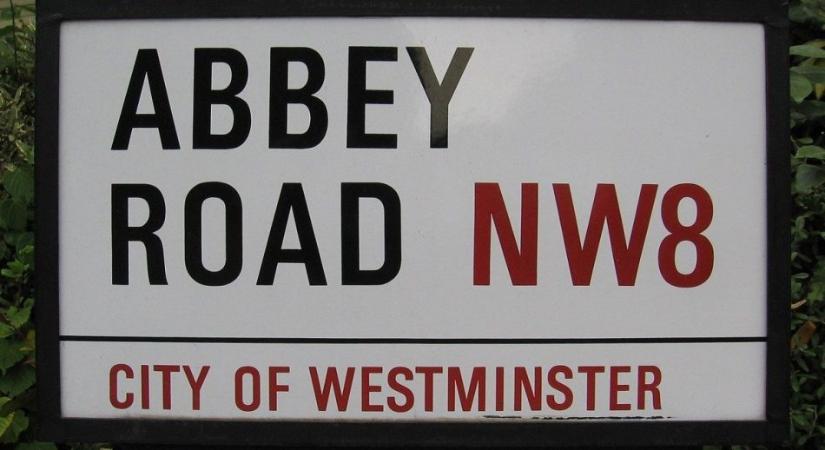 Elkelt az Abbey Road egy utcanévtáblája