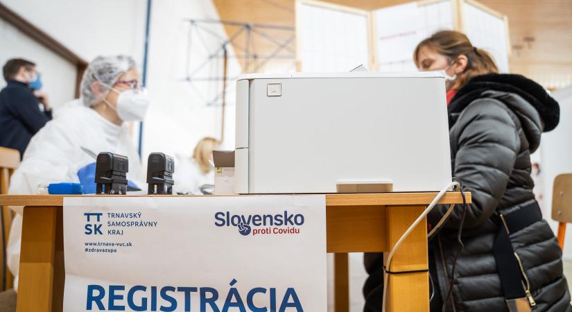 Szlovákiában megkezdik az 56 évesnél idősebb tanárok oltását az AstraZeneca vakcinájával