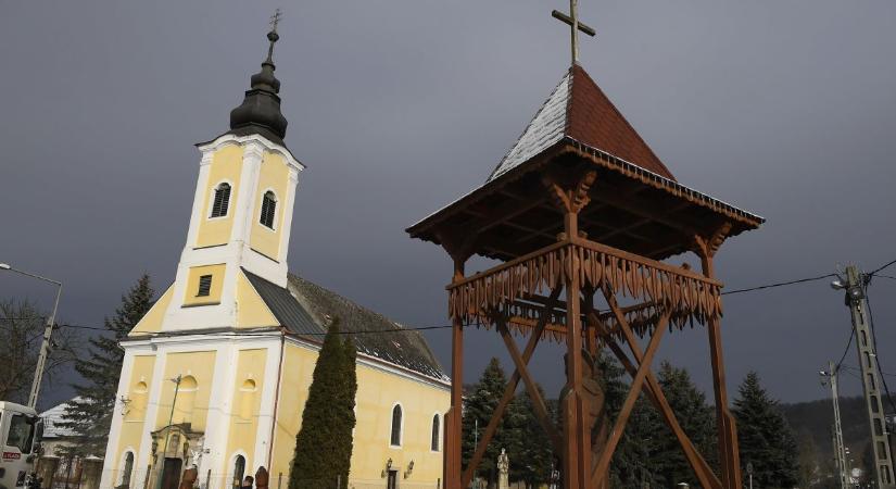 Eldőlt: továbbra sem zárják be a katolikus templomokat
