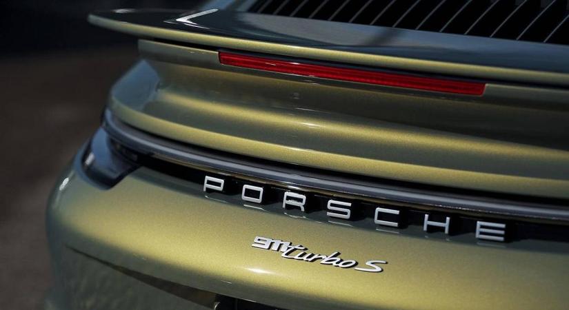 100 milliós Porsche, 30 milliós fényezéssel