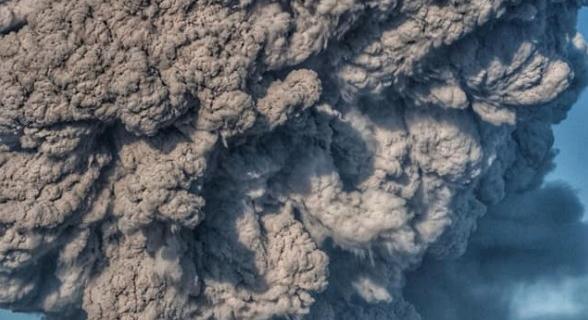 Kitört a Sinabung is, 12 km-es hamufelhőt eregetve