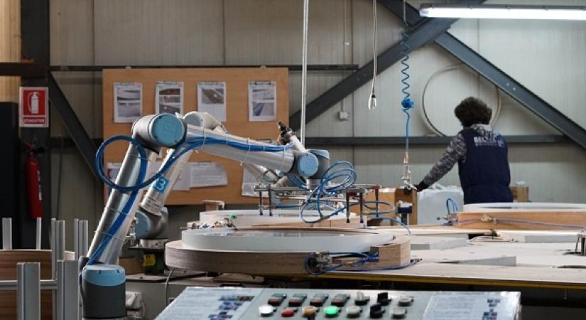 A Becker Románia UR10 együttműködő robotok által automatizált ragasztóadagolás és összeszerelési folyamatok révén növeli a termelékenységet