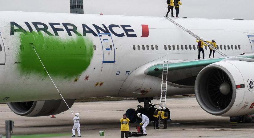 A Greenpeace aktivistái zöldre festették az Air France egyik gépét a párizsi reptéren