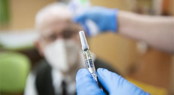 Hadházy: a kínai vakcina engedélye még az oroszénál is botrányosabb fecni