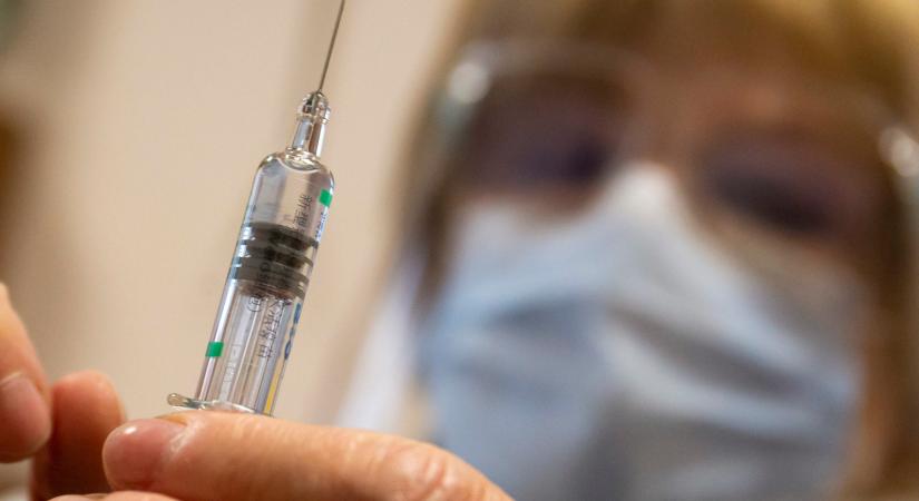 „A tömeges vakcinációnak őszre lényegében be kell fejeződnie”