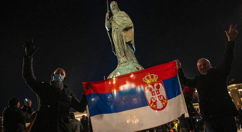„Ennyire jól szervezett dolog ebben az országban még nem volt” – Szerbiában nyitva a kocsmák, pörögnek az oltóközpontok