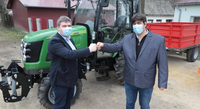 Bevetésre vár az új alsószentiváni traktor
