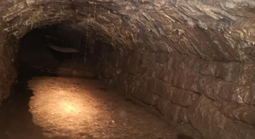 Villanyszerelők bukkantak titkos alagútra Walesben