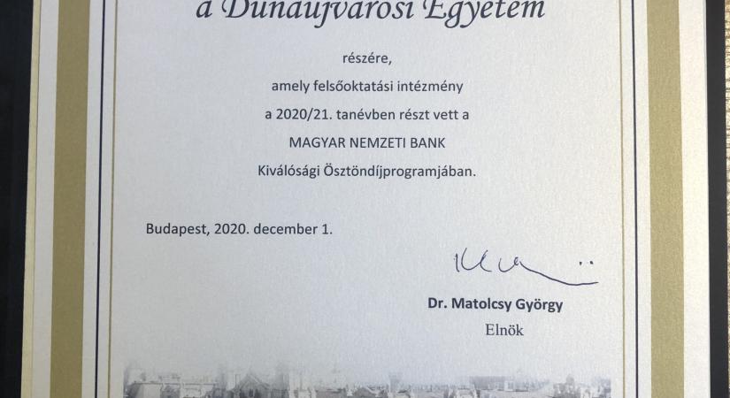 A Magyar Nemzeti Bank oklevélben részesítette a Dunaújvárosi Egyetemet