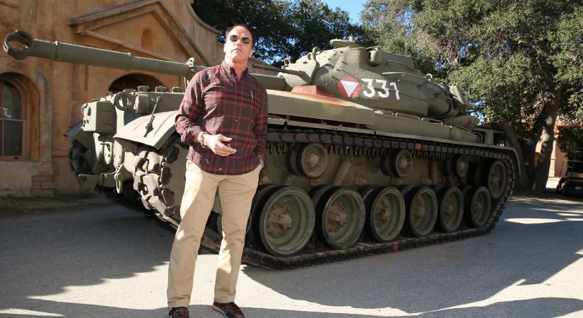 Arnold Schwarzenegger autógyűjteményében elektromos Hummer és tank is van
