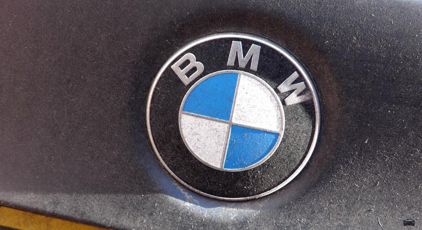 Ez a BMW bizonyítja, hogy amit eddig autómosásnak hittünk, csak maszatolás ehhez képest