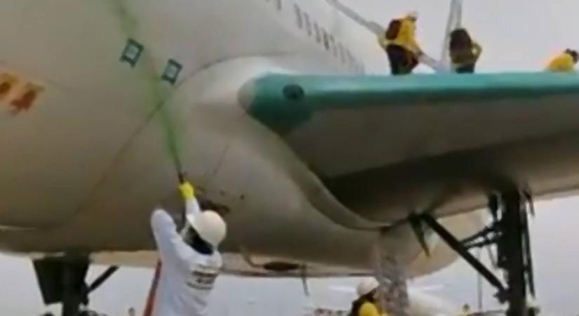 Zöldre festették az Air France repülőgépét a Greenpeace aktivistái