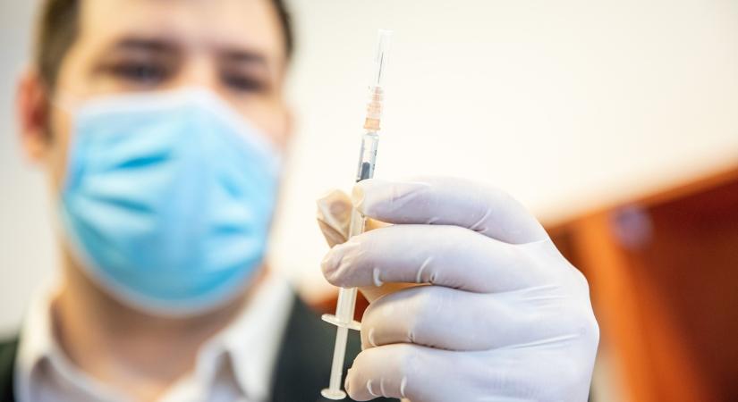 Bezár az ország, lóhalálában oltanak – heti vakcinaösszefoglaló